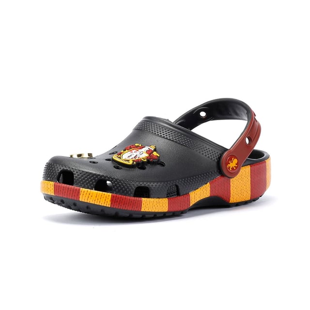 Deze Classic Clogs zijn geïnspireerd op Harry Potter's Gryffindor huissjaal in rood en goud en zijn lichtgewicht, watervriendelijk en drijvend. Met ademende ventilatieopeningen en draaibare hielriempjes voor een goede pasvorm zijn ze perfect voor fans die op zoek zijn naar stijl en comfort. Aanpasbare, exclusieve, op Gryffindor geïnspireerde Jibbitz™ bedels.