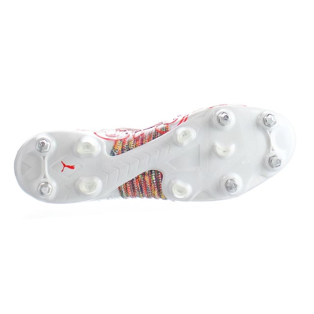 Diseñado para los jugadores dinámicos.
GripControl Pro para mejorar el control y el tacto.
Diseño flexible con FuzionFit para garantizar un bloqueo completo.
Sola de salida de movimiento dinámico con una configuración de pernos asimétrico.