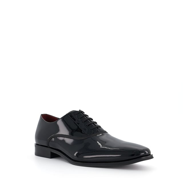 Dune Mens WF SWALLOW Wide Fit Oxford Shoes Wf Swallow Swallow is a quintessential Oxford lace-up. Crafted from the finest materials, this wide-fit silhouette is elevated with flat lacing grosgrain details along with a premium bordo-leather lining and sock to wick away moisture. Certain to refresh sartorial ensembles, Swallow is a style to covet all season long.