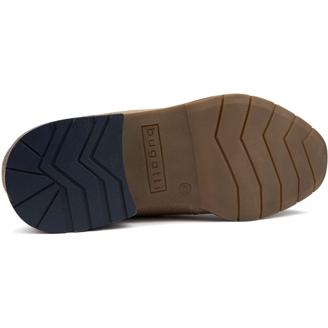 Sumérgete en el lujo y la comodidad con los zapatos con cordones Bugatti Comfort para hombre. Confeccionado en ante fino con suela de goma. Estos llevan tus pies con una plantilla acolchada para comodidad durante todo el día. La elegante marca lateral y la trabilla en el talón añaden un estilo sutil. mientras que la suela de goma duradera brinda tracción y soporte en cada paso.