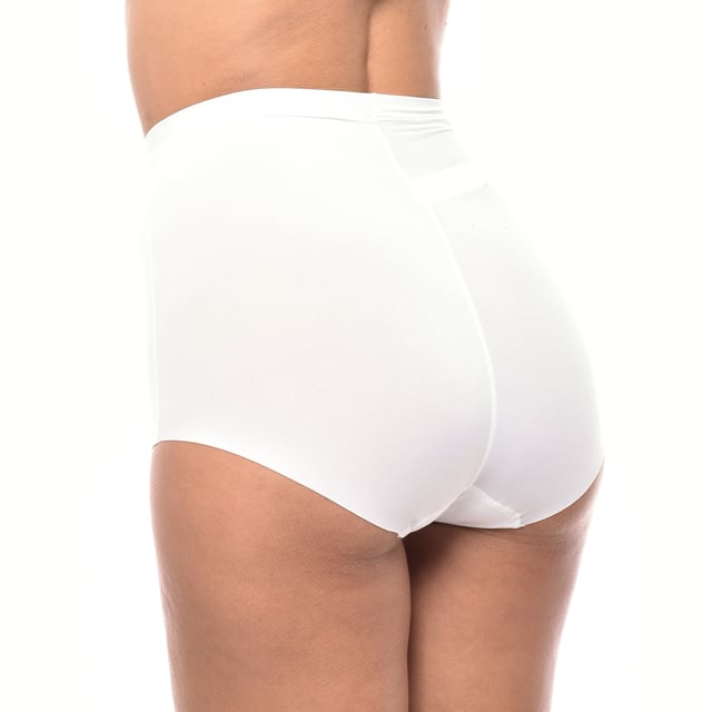 Braguitas Cintura Alta Janira Flexie Adapt

Las Bragas Cintura Alta Flexie Adapt de Janira combinan a la perfección comodidad y estilo. 

Confeccionadas en una poliamida de extraordinaria elasticidad, estas braguitas se adaptan de manera impecable a cualquier tipo de cuerpo, ofreciendo una experiencia de uso única.

Gracias a su diseño de cintura alta, las braguitas de Janira brindan un soporte adicional que garantiza máxima comodidad durante todo el día.

Estas braguitas de cintura alta están diseñadas con un refuerzo doble en la parte delantera y un rizo de algodón en la entrepierna, brindando una comodidad superior durante todo el día, ideal para uso prolongado.

Disponible en una talla única que se ajusta cómodamente desde la S hasta la XL, asegurando un ajuste impecable para diferentes siluetas y formas de cuerpo.
 Composición: 75% Poliamida, 25% Elastano
 Cuidados:
- Lavar a mano o en ciclo delicado.
- Utilizar detergente suave.
- No usar lejía.
- Secar al aire.
- No planchar.