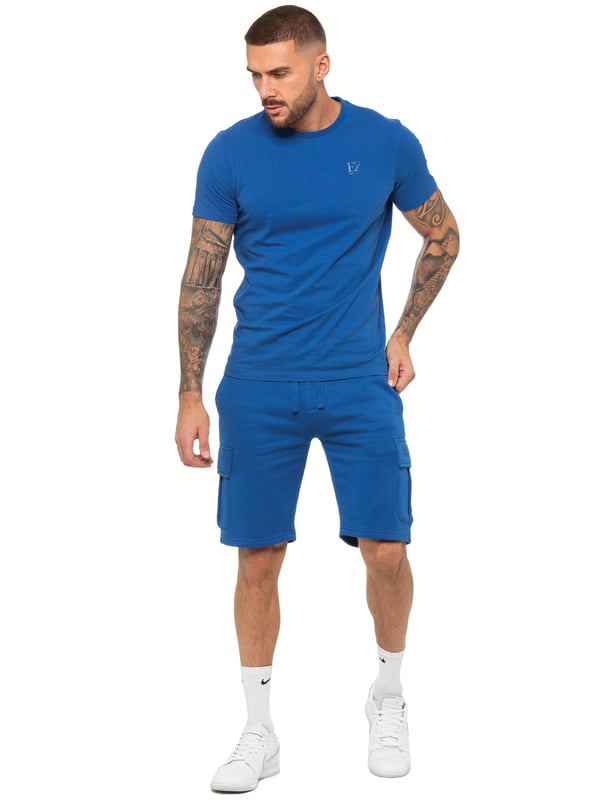 Enzo T-shirt trainingspak voor heren met korte broek. T-shirt met ronde hals en korte mouwen. Zachte, comfortabele top met normale pasvorm. Voorzien van EZ-logo op de borst gedrukt. In combinatie met Enzo Cargo-shorts. Elastische tailleband met verstelbaar trekkoord. Voorzien van 2 zijzakken en 2 cargozakken.