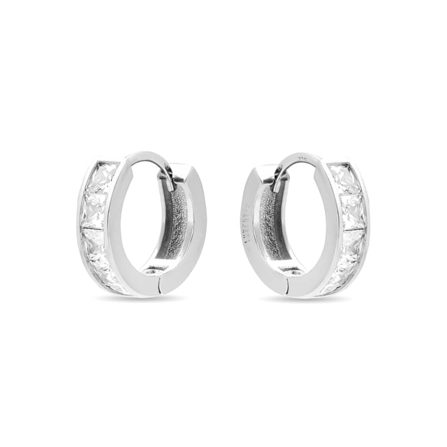 Pendientes essential de plata de ley 925 y circonita brillante con acabado en baño de rodio. Momentos para brillar combina a la perfección diseños que se resisten al paso del tiempo con joyas más innovadoras. Joyas elegantes y sofisticadas para brillar en ocasiones especiales.