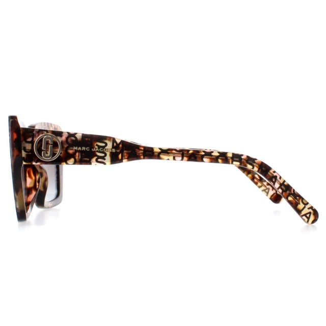 Marc Jacobs MARC 733/S H7P 98 pattern havana brown teal gradient zonnebril belichaamt een harmonieuze fusie van tijdloze elegantie en moderne esthetiek. Het montuur is zorgvuldig vervaardigd en heeft een verfijnd maar uitgesproken ontwerp, waarbij eersteklas materialen worden gecombineerd voor duurzaamheid en langdurig comfort. De lenzen, die bekend staan om hun uitzonderlijke kwaliteit, maken niet alleen een fashion statement maar bieden ook betrouwbare bescherming tegen schadelijke UV-stralen. Verfraaid met het iconische Marc Jacobs-logo is deze zonnebril verfijnd en aantrekkelijk, waardoor het een essentieel accessoire is voor wie zijn mode-ensemble moeiteloos wil uitbreiden met een vleugje luxe en klasse.