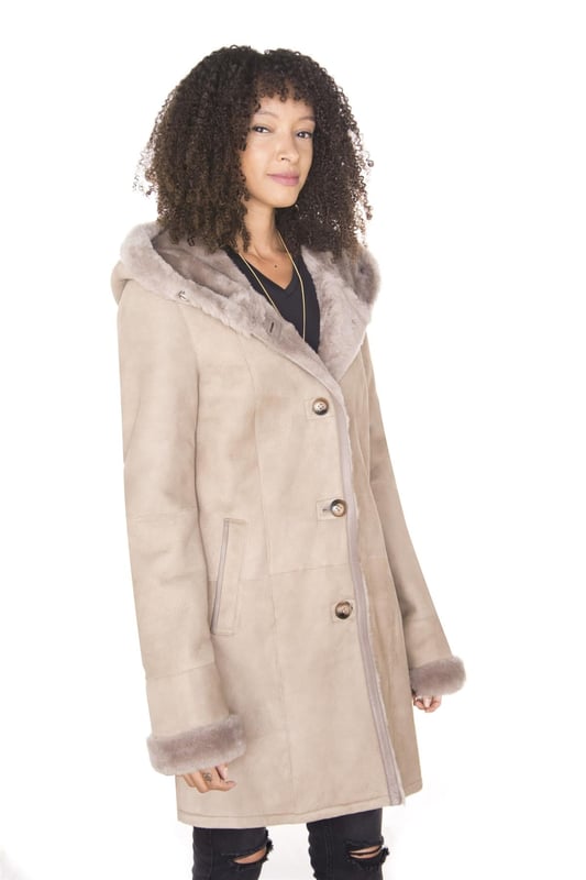 Las chaquetas de piel de oveja ganaron una enorme popularidad entre las celebridades en los años 1940 y 1950 y han sido consideradas como un símbolo de estatus para las mujeres durante varios períodos de tiempo. Nuestras chaquetas están confeccionadas con piel de oveja de doble cara de la más alta calidad y cuentan con un forro de lana grueso que es famoso por su capacidad natural para retener el calor corporal, lo que la convierte en la opción de material ideal durante el invierno. Esta chaqueta presenta un acabado de gamuza que se combina con un diseño minimalista para darle a esta chaqueta una elegante sensación de prestigio. La parte delantera de la chaqueta se mantiene tradicional con cuatro botones que sujetan la chaqueta hasta una capucha de piel de oveja, que cuenta con un forro grueso para mayor comodidad y para emitir un atractivo lujoso. Este abrigo aparece en combinaciones de colores premium beige y tostado, que son tonos cálidos que combinan bien con una variedad de colores y estilos. â€¢ Fabricado con piel de oveja de doble cara de alta calidad â€¢ El forro de piel de oveja grueso es famoso por brindar calidez y comodidad â€¢ Equipado con un cierre abotonado