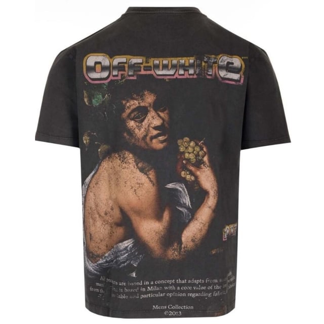 Mantengase elegante con esta camiseta de ajuste delgado blanquecino. Con una pintura iconica en la parte posterior, esta camiseta seguramente sera un iniciador de conversacion. �Muestra tu estilo unico! Logotipo iconico en la parte delantera y trasera de color negro blanquecino, Fit Slim 100% algodon, hecho en Portugal, Crew Neck, Streetwear ,, Codigo de estilo de manga corta: OMAA027F23Jer0061084