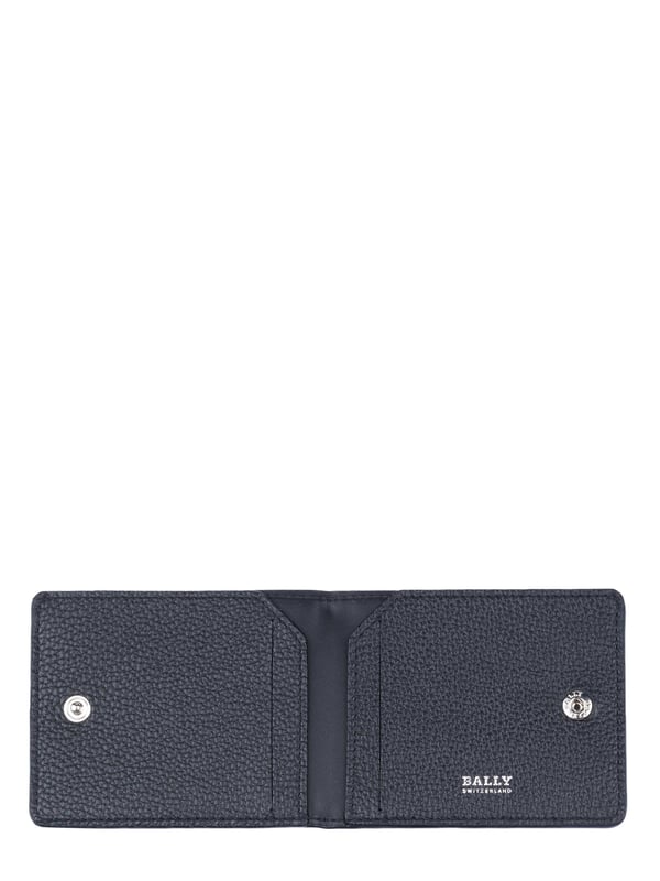 100% cuero; billetera Bally; Modelo: 59752222364 F010; Fabricado de alta calidad; En relieve; Cremallera; Dos compartimentos para billetes; Ranuras para tarjetas; Un compartimento para monedas con cremallera; Banda elástica en el interior; Tarjetero incluido; Dimensiones (cm): 20 x 11,5 x 2; Detalles del logotipo de Bally.