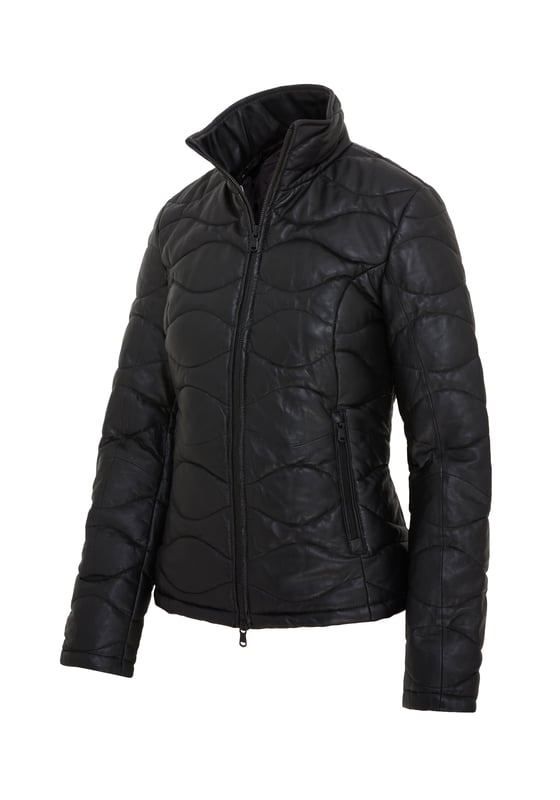 Experimente la combinación perfecta de sofisticación y practicidad con nuestra chaqueta acolchada de cuero para mujer Infinity Signature Range. Confeccionada con cuero napa de oveja de primera calidad, esta chaqueta presenta un innovador acolchado aislante y líneas de acolchado de guiones horizontales escalonados para una calidez superior y un estilo atemporal. Diseñada con la funcionalidad en mente, cuenta con una cremallera UMZ expuesta, cuello alto, para mayor comodidad. Los bolsillos calientamanos con cremallera brindan calidez, mientras que el interior completamente forrado en algodón con dos bolsillos verticales con cremallera y un bolsillo para el teléfono garantiza comodidad. Esta chaqueta redefine la elegancia y la durabilidad, lo que la convierte en una adición esencial a su guardarropa. Características principales: Cuero napa de oveja de primera calidad para una suavidad lujosa. Acolchado aislante para mayor calidez y estilo. Cremallera UMZ expuesta y cremallera inteligente en el cuello para detalles únicos. Puños con ribete elástico para mayor comodidad y protección. Dos bolsillos calientamanos con cremallera y dos bolsillos interiores. Interior completamente forrado en nailon con dos bolsillos con cremallera y un bolsillo para el teléfono. Diseño atemporal perfecto para un estilo versátil.