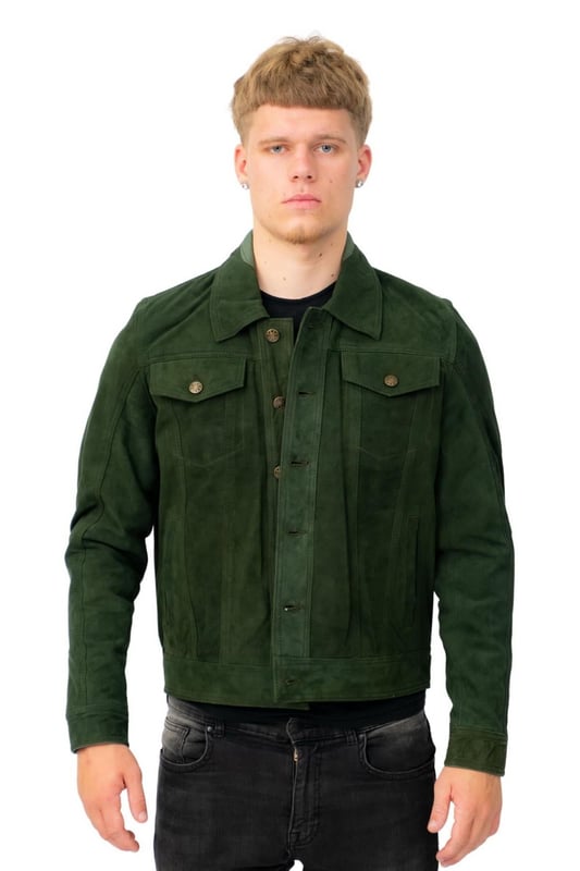 La chaqueta Trucker es un estilo popular de chaqueta introducido en la década de 1960 y se reinventa aquí en gamuza de cabra genuina. El material de gamuza aquí permite que la chaqueta Trucker se mantenga liviana mientras mantiene su calidad duradera que se encuentra en el material tradicional de la chaqueta Trucker: el denim. Esta chaqueta tiene todas las características distintivas de la chaqueta Trucker original, incluidos bolsillos con solapa puntiagudos en el pecho, costuras inclinadas en la parte delantera y un cuello puntiagudo. Esta chaqueta aparece en cuatro combinaciones de colores diferentes, con opciones clásicas como el tostado y el negro que son atemporales en su atractivo y el burdeos y el verde más contemporáneos que son ideales para agregarle carácter adicional a su atuendo. • 100% cuero napa ultra suave de primera calidad • Costuras inclinadas que van desde el pecho hasta la cintura • Cuello puntiagudo y bolsillos con solapa en el pecho • Incluye bolsillos integrados en el forro de la chaqueta y cuatro bolsillos exteriores • Cintura y puños ajustables