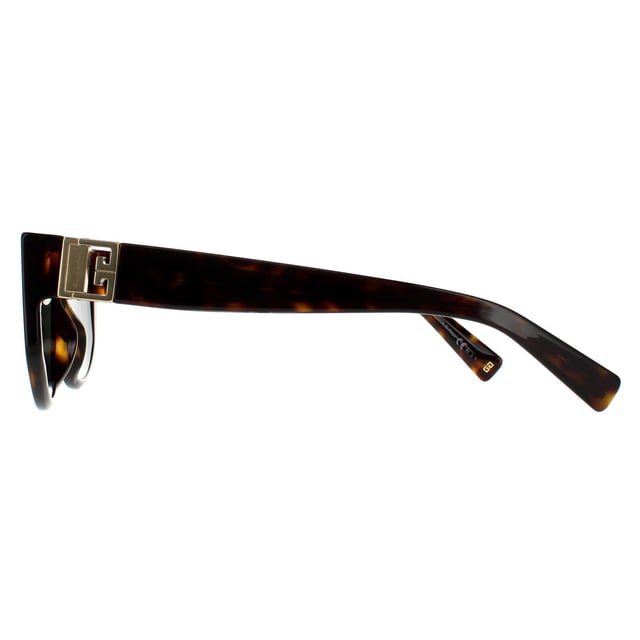 Las gafas Givenchy Rectangle para mujer en Havana Verde GV7156/S presentan un diseño rectangular contemporáneo, confeccionado en acetato grueso con la marca Givenchy a lo largo de las patillas.