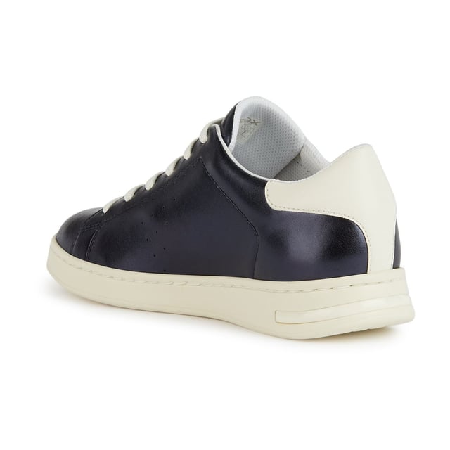 Jaysen is a lightweight breathable low-cut sneaker for women that exudes casual charm and takes its cues from a classic tennis-shoe style. With an attractive everyday design, it comes in a mixture of a pearlescent and plain leather-effect material.