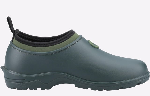 Perrymead is de beste vriend van de tuinman, een TPR-tuiniersschoen. Met een stevige buitenzool en neopreen voering om je voeten warm en droog te houden. Met een lus aan de achterkant om ze makkelijk aan te trekken. Met ons kenmerkende eikeltje dat de voorkant siert.