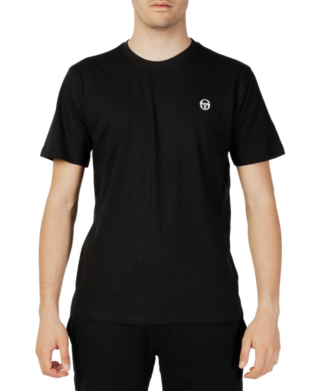 Merk: Sergio Tacchini  
Geslacht: Heren  
Type: T-shirts  
Kleur: Zwart  
Patroon: Print  
Halslijn: Ronde hals  
Mouwen: Korte mouwen  
Seizoen: Lente/zomer  
- 100% katoen •