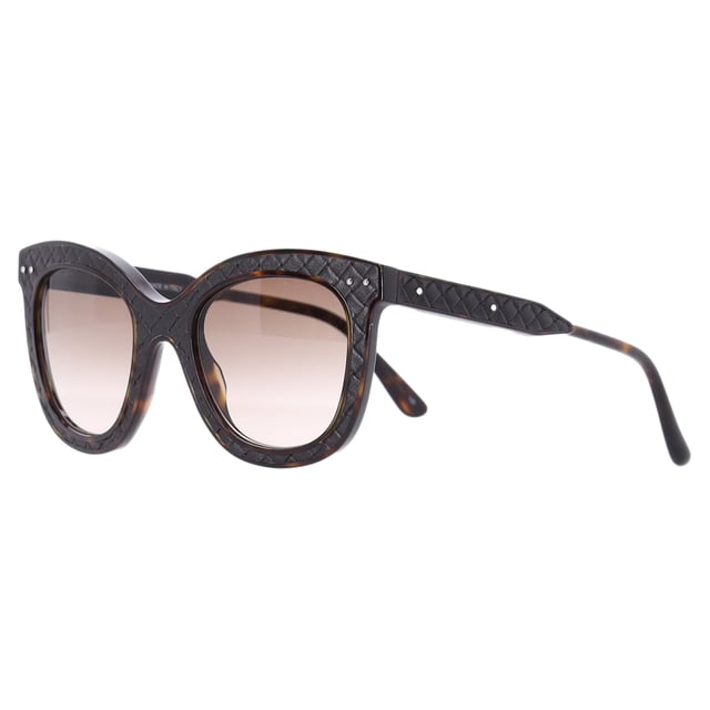 VINTAGE, RRP AS NEW
These oversized sunglasses from Bottega Veneta feature a classic tortoiseshell acetate frame, creating a timeless and versatile aesthetic that complements a wide range of outfits and occasions. The gradient lenses add a modern, chic touch to the design, providing both style and functionality to protect your eyes from harsh sunlight. With their impeccable craftsmanship and attention to detail, these sunglasses are a must-have accessory for anyone looking to make a statement with their eyewear.


Bottega Veneta Oversize Tortoiseshell Gradient Sunglasses in Brown Acetate
Condition: Very good
Signs of wear: Lightly used but very well maintained, May show minor signs of wear, scratches , worn corners, minor interior wear.
Packaging: None
Color: Brown 
Material: acetate
Size: One Size | One Size
Measurements: Width: 145; Height: 60
SKU: TONPUDEAC419125M