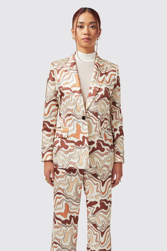 Go for that ultimate 70's vibe in the Calthia. This abstract print in rustic tones can take you through to each and every season. The jacket features a peak lapel, flap pockets and a single button closure. Pair the jacket with the matching Calthia Trousers in Ochre to complete this show-stopping look.
Model is 5'6" (168cm), chest 32" (81cm), waist 27" (69cm) and wearing a size 8.