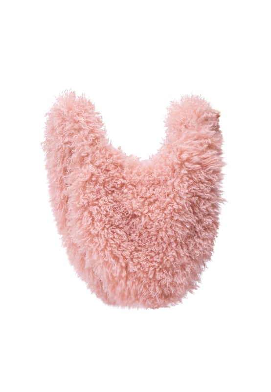 Deze tas van myMo is helemaal in de trend met zijn zachte teddymateriaal. Het ruime interieur van de tas biedt je genoeg ruimte om je spullen onderweg veilig mee te nemen. De lange schouderriem flatteert de ronde vorm van de tas. Een fijn maar zeer charmant detail is de kleine hartvormige hanger aan de ritssluiting.