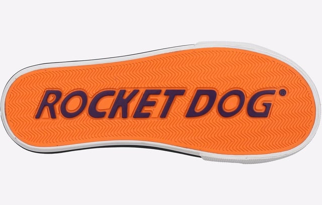 Mejora tu estilo fuera de servicio con la zapatilla Jazzin Daisy de Rocket Dog. La parte superior de algodón negro tiene un aspecto hermoso. diseño de margaritas veraniego y se complementa además con una puntera de goma de estilo vintage. una talonera con la marca y una suela de goma duradera.