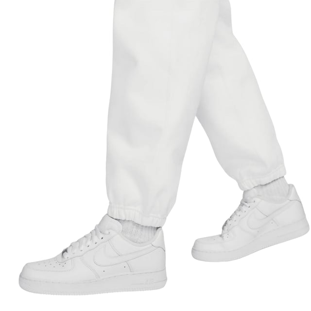 Veredeln Sie Ihren Stil mit der wei�en Jogg-Hose. Diese bequemen wei�en Nike-Hosen bieten einen eleganten und vielseitigen Look, perfekt f�r jeden Anlass. Egal, ob Sie ins Fitnessstudio gehen oder Besorgungen machen, diese Shorts bieten sowohl Stil als auch Funktionalit�t. Werten Sie Ihre Garderobe noch heute auf!, Elastischer Bund und Beinabschl�sse, Markenlogo auf der linken Tasche, Streetwear, schlichte wei�e Jogginghose,