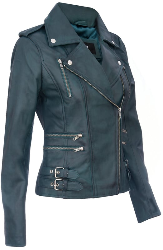 Presentamos nuestra chaqueta de motociclista cruzada más vendida, un verdadero epítome de estilo y funcionalidad. Fabricada con precisión, esta chaqueta está diseñada para realzar tu guardarropa con sus elegantes características y silueta, asegurando que destaques sin esfuerzo. He aquí por qué es imprescindible: Distintivamente elegante: el diseño elegante de la chaqueta crea una apariencia distintiva y de moda que es perfecta para cualquier ocasión. Amplio almacenamiento: con múltiples bolsillos con cremallera en la parte delantera, esta chaqueta no solo agrega carácter, sino que también brinda almacenamiento adicional para tus elementos esenciales. Detalles extravagantes: la solapa ancha con muescas y las charreteras de los hombros agregan un toque de extravagancia, abrochados de forma segura con botones a presión para una apariencia elegante. Ajuste a medida: las lengüetas de hebilla en las caderas permiten un ajuste cómodo y cónico, acentuando tu silueta, complementado por el diseño delgado de la chaqueta. Variedad de colores: disponible en una amplia gama de colores, puedes elegir el que combine con tu estilo personal. Esta chaqueta, confeccionada en piel de napa ultra suave 100 % de primera calidad y forrada con una mezcla de poliéster de primera calidad, ofrece lujo y comodidad. Con un cierre de cremallera YKK descentrado, esta chaqueta es tan funcional como elegante, lo que la convierte en una incorporación versátil a tu guardarropa.