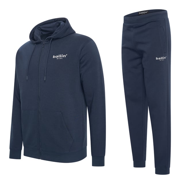 Heren joggingpak van het merk Ballin Est. 2013. De joggingpak van Ballin Est. 2013 is gemaakt van 80% hoogwaardig katoen en 20% polyester, en heeft een normale pasvorm. Het zachte katoen zorgt voor een heerlijk draagcomfort.  Merk: Ballin Est. 2013Modelnaam: Small Logo JoggingpakCategorie: heren joggingpakMaterialen: katoen, polyesterKleur: navy blauw