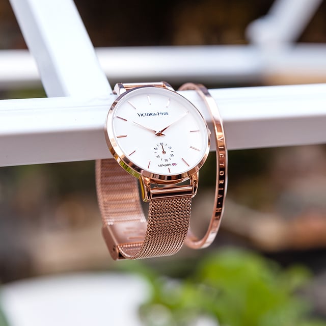 This wristwatch in a classic design is not only classy and timeless, but can also be combined with any outfit. With a size of 34mm, this ladies' watch is one of the more discreet variants from the Metropolitan collection. With its matte white dial and rose gold mesh band, it is the perfect companion for both day and evening wear. The watch strap is easily interchangeable with other 14mm straps, allowing you to customize the watch and match your personal look. The small second movement on the dial is not only a symbol of style, but also lets you know the time accurately at all times. The rose-gold metal case perfects the timeless chic in a special way. The clasp, also rose gold, with simple click system is quick and easy to open and close.

Movement：Miyota 2035
Glass：Mineral glass
Watch band material： Stainless steel mesh band
Case diameter： 34 mm
Case thickness：8.0 mm
Water resistant：3 atm
Watch strap length：190 mm
Watch strap width : 14 mm