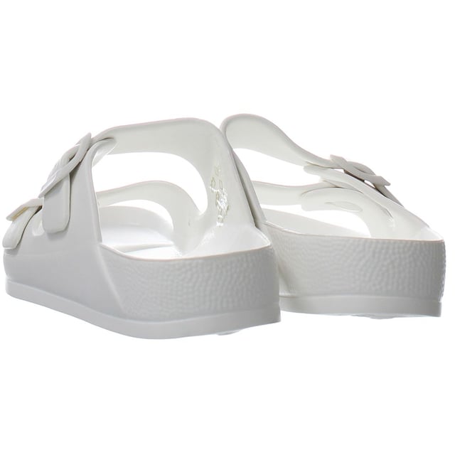 Las deslizaderas blancas para hombre Penguin Heatwave son una opción de calzado elegante y cómoda para quienes buscan un aire veraniego relajado y desenfadado. Estas deslizaderas combinan un diseño clásico con elementos modernos, lo que las hace perfectas para descansar junto a la piscina o pasear por la playa.

Fabricadas con sencillez y funcionalidad en mente, estas deslizaderas presentan una parte superior sintética blanca que ofrece un aspecto limpio y fresco. La correa ancha que cruza la parte superior del pie proporciona un ajuste seguro y regulable, permitiéndote encontrar el nivel de comodidad perfecto. La correa está adornada con el logotipo de Penguin, añadiendo un toque de marca y estilo.

Las zapatillas Heatwave Sliders se han diseñado pensando en la comodidad. Cuentan con una plantilla acolchada que se amolda a la forma del pie, proporcionando una sensación de suavidad y apoyo a cada paso. Su construcción ligera garantiza la facilidad de uso, permitiéndote moverte libre y cómodamente durante todo el día.

La suela de goma duradera ofrece una tracción y estabilidad fiables, haciendo que estas zapatillas sean adecuadas para diversas superficies. Tanto si caminas sobre arena, baldosas o hierba, puedes moverte con confianza por tu entorno con estos deslizadores.

El versátil color blanco de estos deslizadores hace que sean fáciles de combinar con diferentes atuendos de verano. Ya lleves bañador, pantalones cortos o incluso un atuendo informal de verano, estas deslizaderas complementarán tu estilo sin esfuerzo.

En resumen, las Penguin Heatwave Men's White Sliders son una elección elegante y cómoda para el calzado de verano. Con su diseño sencillo, su ajuste regulable y su plantilla acolchada, estas deslizaderas proporcionan la combinación perfecta de estilo y comodidad para descansar o explorar bajo el sol.