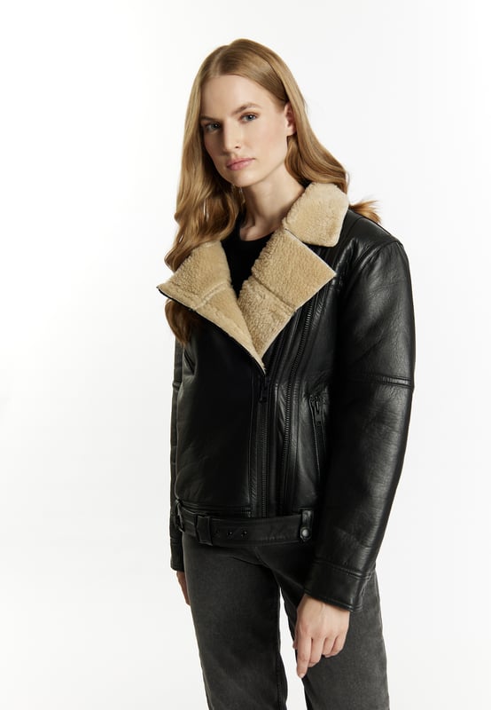 Of het nu in het zwart of donkerbruin is, het coole bikerjack van DreiMaster Vintage wil je deze winter en nog veel meer niet meer uitdoen. Met zijn robuuste lamsleer en de zachte schapenvacht aan de binnenkant van de jas wordt hij al snel een favoriet. De kenmerkende asymmetrische ritssluiting, een schuine borstzak en een riem aan de zoom zorgen voor een expressieve afwerking.  Jas