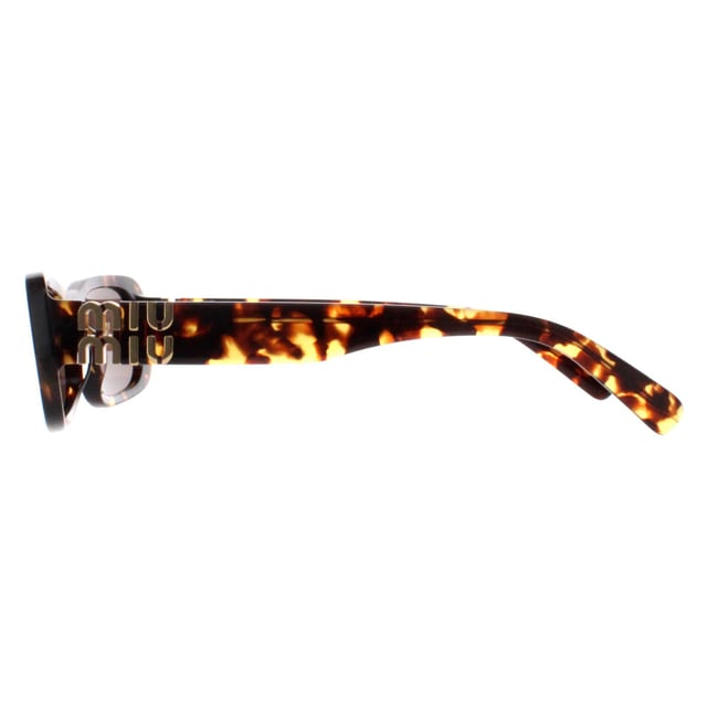 Die Miu Miu Rectangle Womens Honey Havana Dark Brown MU08ZS Sonnenbrille zeichnet sich durch einen kühnen, rechteckigen Rahmen aus, der sorgfältig aus hochwertigem Acetat gefertigt wurde und sowohl Haltbarkeit als auch ein leichtes Tragegefühl garantiert. Die Gläser bieten einen hervorragenden UV-Schutz und verleihen einen raffinierten Hauch von Geheimnis. Die MU08ZS Sonnenbrille ist mit dem charakteristischen Miu Miu Logo an den Bügeln verziert und wurde für Modebegeisterte entworfen, die sich trauen, anders zu sein. Erhöhen Sie Ihr Accessoire-Spiel und setzen Sie ein Statement mit dieser einzigartig stilvollen Sonnenbrille von Miu Miu.