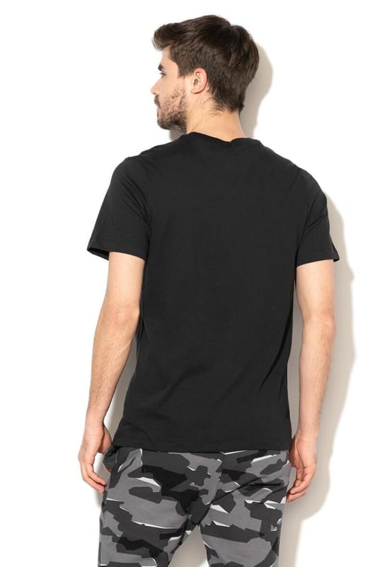 Das Nike Dri-FIT Herren Trainings-T-Shirt ist ein super weiches und komfortables T-Shirt, das sich ideal für das Laufen oder das Gewichtheben eignet. - -. Dieses Nike Herren-T-Shirt bietet Dri-FIT-Technologie, die Schweiß ableitet, sodass Sie sich trocken fühlen. - -. Darüber hinaus sorgt der Standard-Fit des Trainingsshirts für eine große Bewegungsfreiheit, damit Sie sich während jeder Wiederholung wohlfühlen. - -. Stellen Sie sicher, dass Sie für Ihr nächstes Training mit dem Nike Dri-FIT Herren Trainings-T-Shirt bereit sind.