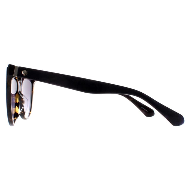 Las gafas de sol Kate Spade Cat Eye Womens Blue Havana Dark Grey Gradient Daesha/S tienen una montura cat eye elegante que proporciona una estética atrevida y una amplia cobertura. Fabricadas en acetato de primera calidad, estas monturas son ligeras pero duraderas, lo que garantiza un ajuste cómodo para un uso prolongado. Las lentes ofrecen protección total contra los rayos UV, manteniendo sus ojos a salvo de la dañina exposición al sol. Sutil pero distintivo, el logotipo de Kate Spade adorna las patillas, añadiendo un toque de elegancia.