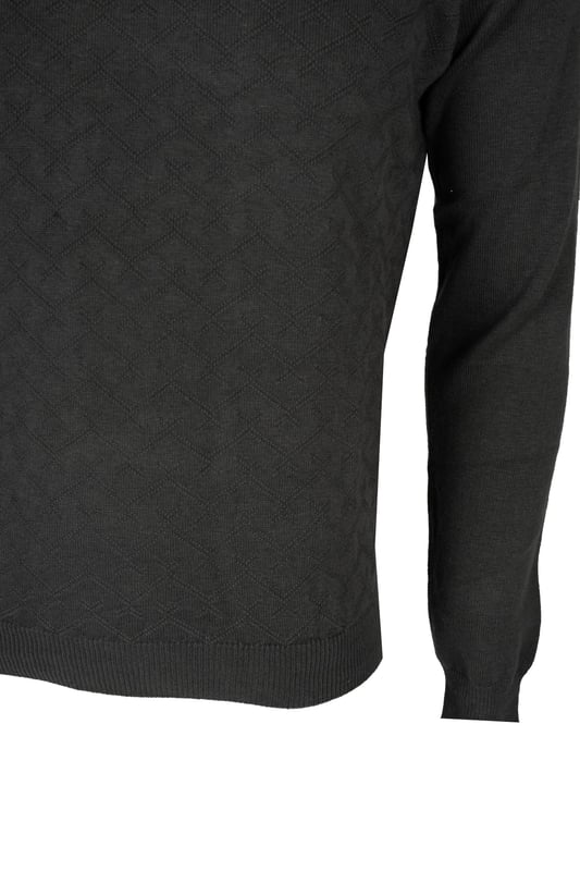 Este elegante suéter de corte simple es la elección perfecta para aquellos que valoran el minimalismo y los cortes clásicos, que nunca pasan de moda.

El suéter con cuello alto no solo es un elemento elegante del vestuario, sino también una opción práctica que proporciona calor y confort en los días más fríos, perfecto para estilos en capas.

Las mangas y el bajo del suéter terminan en sólidos puños, que no solo le añaden carácter, sino que también protegen del frío, asegurando un ajuste perfecto.

En la nuca se encuentra un sutil, pero reconocible emblema de la empresa, que demuestra la autenticidad y alta calidad del producto, siendo al mismo tiempo un discreto acento de la marca.

El suéter está hecho de tejido de alta calidad, que no solo garantiza durabilidad y prolongado confort al usarlo, sino también facilidad de mantenimiento, manteniendo su aspecto ideal por mucho tiempo.