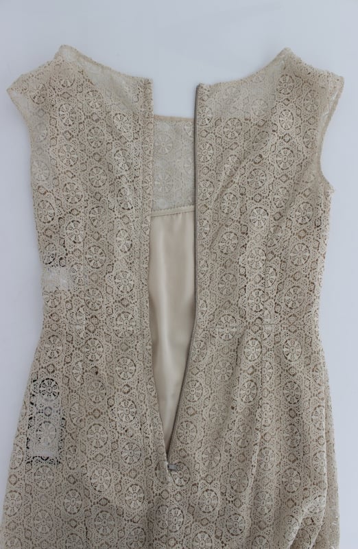 Marke: Dolce & Gabbana  
Stil: Floral Ricamo Cutout Langes Maxikleid  
Modell: Langes Sheath Maxikleid  
Farbe: Beige  
Verschluss: Rückenreißverschluss  
Logodetails  
Hergestellt in Italien  
Material: 100% Baumwolle  
Exklusive und hochwertige Handwerkskunst