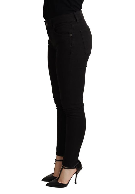 Wunderschon brandneu mit Tags.
  100% authentische Dolce & Gabbana Skinny Jeans.
  Baumwoll-Stretch-Gewebe.
  Mittlere Taille.
  Reissverschluss.
  Modell: Skinny Denim.
  Passform: Slim.
  Material: 98% Baumwolle 2% Elasthan.
  Farbe: Schwarz.
  Logo-Details
-.