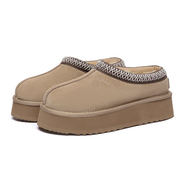 EVER AU Australia Women Wonga Leather Slippers Step into sophistication and comfort with the Wonga Platform Slippers, boasting a stylish platform sole. With five versatile neutral colour options, including chestnut and olive, these slippers effortlessly elevate any outfit with understated elegance.
Product No. EAU2016
Description:
- Cow Suede Upper
Sheepskin Wool Insole and Lining
- EVA Rubber Sole