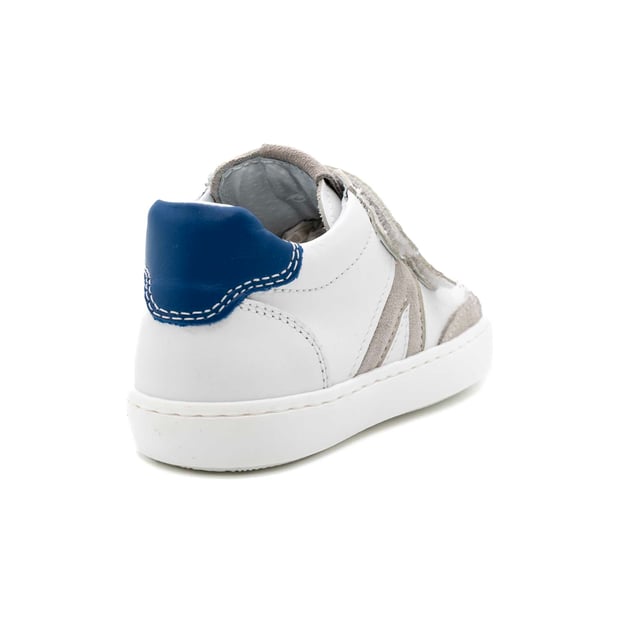 Spezifikationen: Ledersneaker mit seitlichen Einsätzen aus Wildleder und Logo auf der Zunge. Obermaterial: Leder. Schnürung: Streifen. Sohlentyp: Leicht erhöht an der Ferse