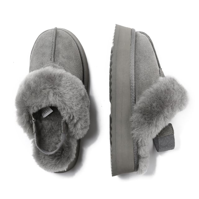 With maximum coziness and a bit of lift. Experience the fashion-forward appeal of the Wagtail Slippers. Featuring cow suede upper treated with a water resistant coating. The added feature of a removable strap means the option of wearing them with or without, which is great for that extra flexibility with your outfit pairings.
Specification:
Suede Upper
Warm Sheepskin Wool Lining
Soft Sheepskin Wool Insole
EVA Sole
Technologies:
Water & Stain Resistance Upper
Slip Resistance Outsole