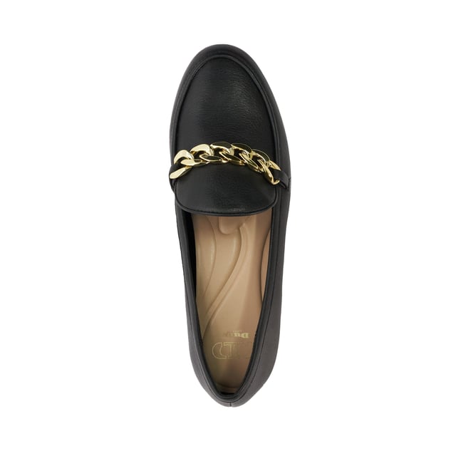 The new way to update your shoe collection? Large chain detailing. Meet Gaiia: the loafer made to elevate your semi-smart lineup, designed in-house with a clean almond-toe silhouette, accented with a contemporary finish.