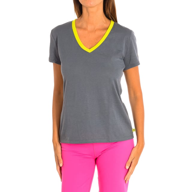 Camiseta Con Mangas Zumba. 
Color Gris-verde
Clásica y versátil con un calce fácil. 
Cuello en pico. 
Gráfico en la espalda con motivos de la marca.
El tejido suave y elástico proporciona un ajuste cómodo y favorecedor.
Costuras vistas a tono.

Composición:  65% Poliéster, 35% Algodón.

-Utilizar lavadora a temperatura máxima 30º .
-Utilizar secadora.
-No se puede utilizar Lejía.
-Planchar a temperatura máxima 110º.