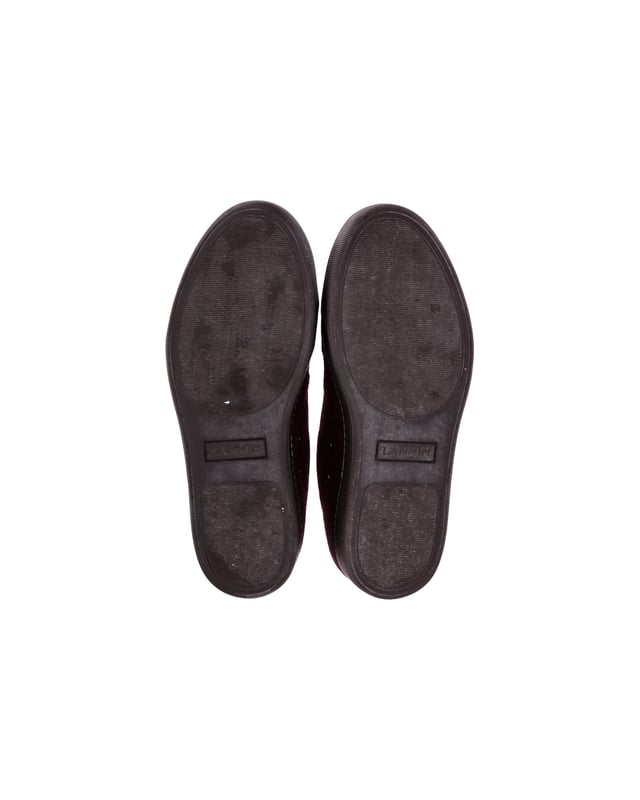 VINTAGE, RRP AS NEW
Elevate your sneaker game with the Lanvin DBB1 Matte Cap Toe Low Top Sneaker in Burgundy Suede. A true essential of the Lanvin men’s wardrobe, these sneakers are reimagined each season to offer a fresh take on a classic design. The low-top silhouette adds a casual touch, while the cap toe provides a refined, modern aesthetics. The burgundy suede material offers a sleek, sophisticated look that is perfect for any occasion. These sneakers embody the perfect blend of timeless style and contemporary flair, making them a must-have addition to any footwear collection. Make a statement with these Lanvin sneakers that seamlessly balance comfort and style.


With dust bag.

Lanvin DBB1 Matte Cap Toe Low Top Sneaker in Burgundy Suede
Color: Burgundy
Material: Suede
Condition: Very good
Size: EU40.5
Measurements: Heel height: 2; Insole length: 29
Signs of wear: Minor markings, Lightly used but very well maintained. Minor mark at soles & creasing, light scuffing at the soles and heels.
SKU: 367921