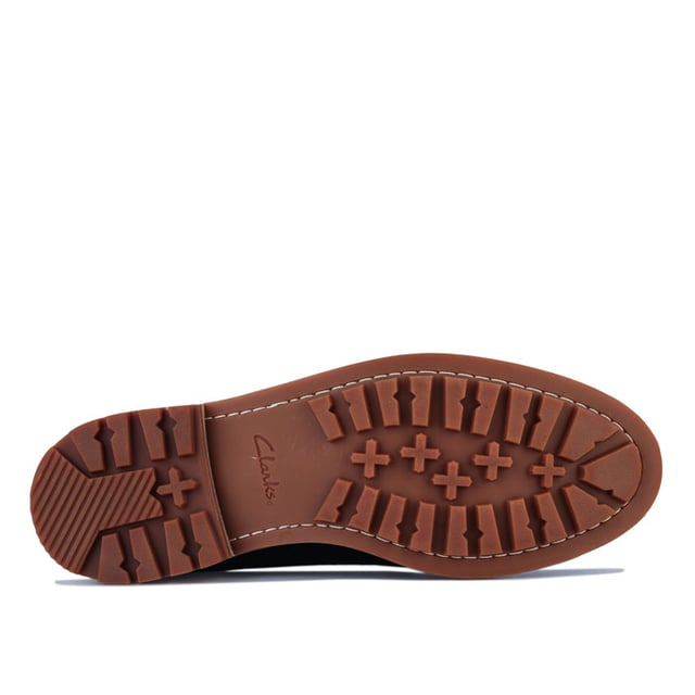 Actualice su surtido de calzado informativo inteligente con estos zapatos Clarks Foxwell Derby. Hecho de una elegante tela de gamuza, la pareja viene completa con una marca de Clarks exclusiva y grabada hacia el talón.