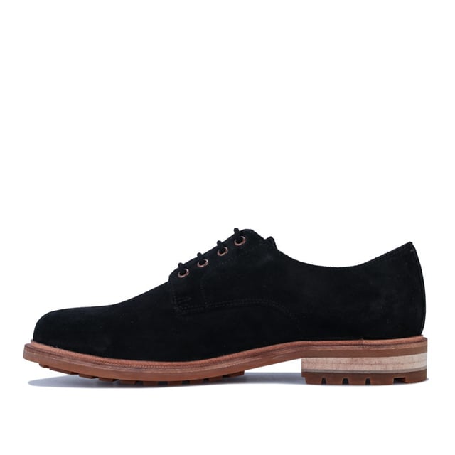 Actualice su surtido de calzado informativo inteligente con estos zapatos Clarks Foxwell Derby. Hecho de una elegante tela de gamuza, la pareja viene completa con una marca de Clarks exclusiva y grabada hacia el talón.