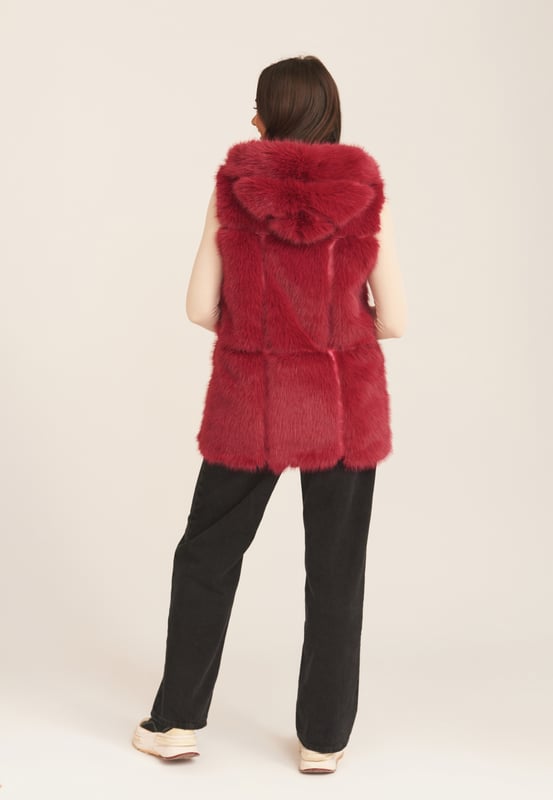 Agregue calidez adicional esta temporada con nuestro chaleco confeccionado con una suave piel sintética y también diseñado con un escote con capucha, este diseño de chaleco sin mangas nunca pasará de moda. Puedes lucir glamurosa sobre tejidos finos en los días fríos para obtener una capa extra de calidez y estilo.