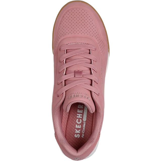 Skechers Zinger 2.0 De Arwen Polyurethaan Damestrainers Retro stijl krijgt een moderne update in Skechers Street Zinger 2.0 - Arwen. Dit klassieke silhouet heeft een bovenwerk van duraleather met vetersluiting en details in reliëf en een dempende Skechers Air-Cooled Memory Foam binnenzool.