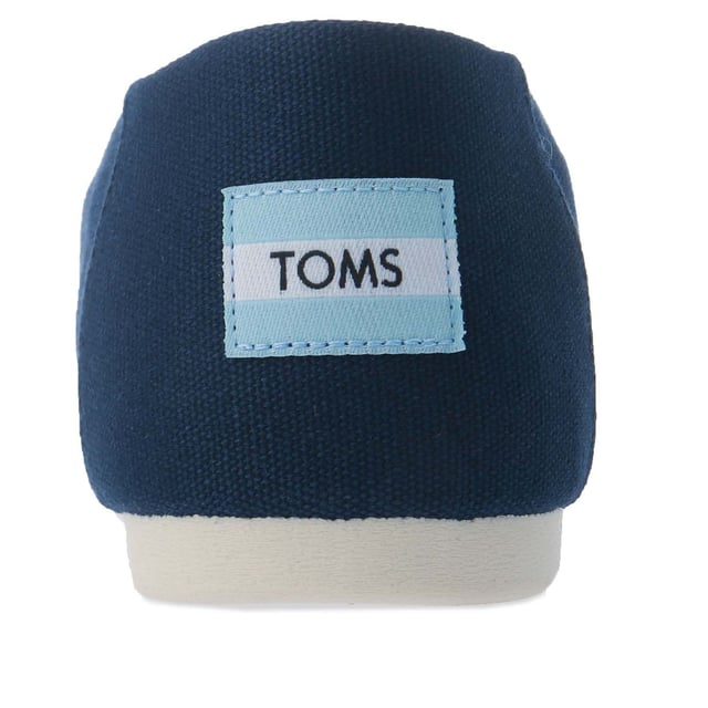 Herren Toms Recycled Cotton Alpargata Espadrille Pumps in navy.- Obermaterial aus recycelter Baumwolle und Decksohle aus 50% recycelter Baumwolle.- Zehennaht und elastisches V für einfaches An- und Ausziehen.- Klassisches Alpargata-Design.- Futter aus Canvas mit Chevron-Muster.- Maßgeschneiderte Einlegesohlen aus 50% Öko-Inhalten, einschließlich recyceltem PU-Schaum.- Strapazierfähige, flexible Laufsohle, die direkt mit der Direct Injected TPR-Konstruktion verbunden ist. Strapazierfähige, flexible Laufsohle, die über eine Direct Injected TPR-Konstruktion direkt mit dem Obermaterial verbunden ist und so für eine nahtlose Passform sorgt.- Toms-Branding an der Seite und hinten an der Ferse.- 100% vegane Konstruktion.- Obermaterial aus Textil Innenfutter aus Textil und Synthetik Sohle.- Ref.: 10017660