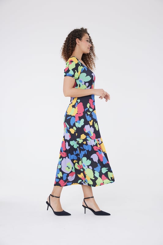 Este vestido llamativo presenta un diseño audaz y multicolor sobre una base negra favorecedora, con mangas de cascada femeninas y un escote en 'v' pronunciado.

Estilo de escote en V con mangas cortas y falda maxi en capas.

100% Poliéster (exterior y forro)

Lavado a máquina a 30°