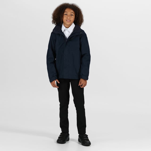 100% Hydrafort-Polyester. Winddicht. Verschweißte Nähte. Nietenbesetzte Sturmklappe mit Klettverschluss. Polyamid-gefütterte Ärmel mit Thermoguard-Isolierung. Elastische Manschetten. 2 untere Reißverschlusstaschen. Reflektierende Sicherheitspaspeln an den unteren Taschen und den Rückennähten. Innentasche. Verdeckte Kapuze. Mit Fleece gefütterter Kragen. Gedrucktes Namensetikett. Verdeckter Reißverschluss im Futter für den Zugang zu Stickereien. Auch in Herrengrößen erhältlich, Code TRW297. Gewicht: 250g/mï¿½ Serie Anti-Pill Symmetry Fleece. Material: Hydrafort-Polyester. Regatta Kindergrößen (Brustumfang ca.): 2 Jahre (53-55cm), 3-4 Jahre (55-57cm), 5-6 Jahre (59-61cm), 7-8 Jahre (63-67cm), 9-10 Jahre (69-73cm), 11-12 Jahre (75-79cm), 32 (79-83cm), 34 (83-85cm).
