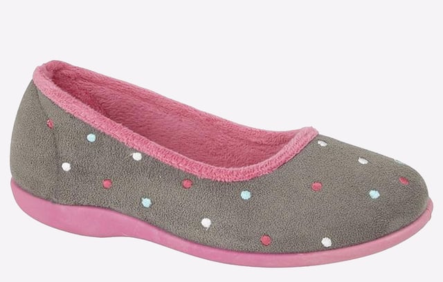 Designed for wear in and around the house, these women's Isla slippers from Sleepers boast a soft microfibre upper and lining, with a sumptuous memory foam cushioning underfoot.
- Microfibre upper
- Memory foam footbed
- Soft microfibre lining
- Slip on design
- Rubber Sole