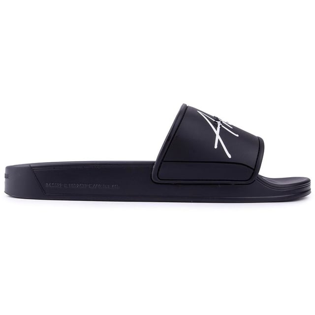 Luce fresco e informal en la piscina, en la playa o mientras descansas con estas chanclas negras para hombre de Android Homme Laguna Beach. Esta sandalia de diseño presenta una correa ancha con la marca y una plantilla moldeada. Relájese con estilo, de vacaciones o en casa.