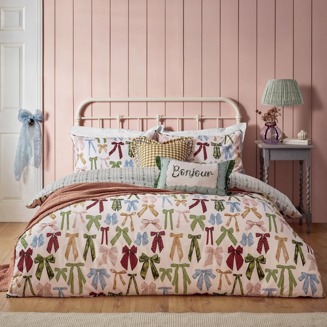 Capture the cute, chic vibes of Parisian style with the magnifique Noortje Bows duvet cover set. The soft colour palette of green, pink, and blue bows combine to add harmony and balance, while the simplified reverse pattern gives you a refreshing alternative for a midweek refresh.