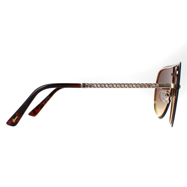 Las gafas de sol Guess Shield Womens Gold Brown Gradient GF0400 tienen una seductora silueta de escudo que añade un toque de glamour a cualquier conjunto. La montura, ligera pero resistente, está elaborada con una precisión meticulosa y adornada con el emblemático logotipo de Guess en las patillas, lo que la convierte en una marca de gusto refinado y calidad. Estas gafas de sol no son sólo una declaración de moda, sino que dan prioridad a la protección ocular, con lentes de alta calidad que ofrecen una excelente protección, garantizando tanto el estilo como la seguridad.